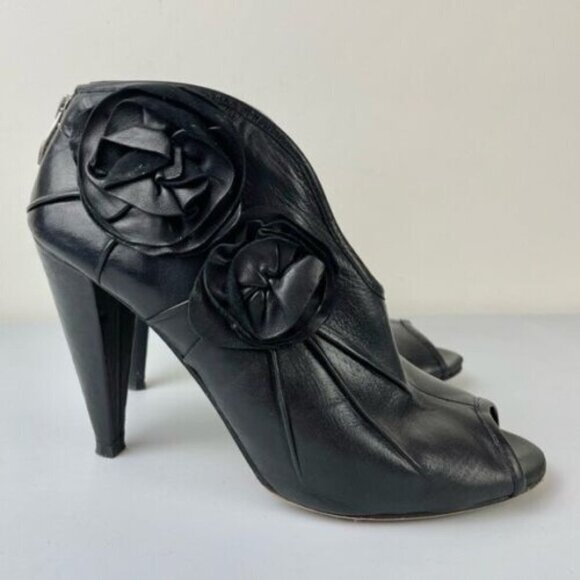 Vince Camuto Alta Black Leather Heels Size 6.5 Rosette Details Peep Toe - Picture 2 of 13